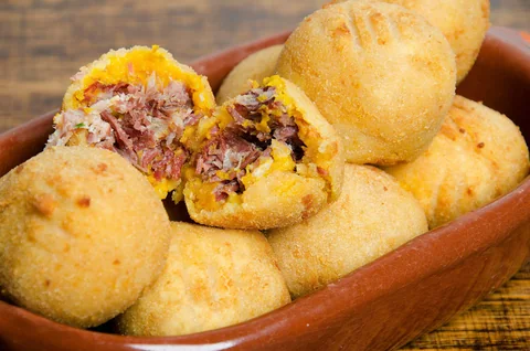 Bolinho de mandioca com carne seca